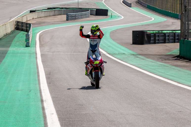 Pedro Sampaio vence principal corrida da segunda etapa do SuperBike Brasil