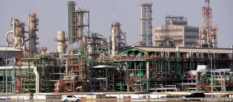 Refinaria no Catar: volume de petróleo produzido pelo país vem caindo nos últimos anos