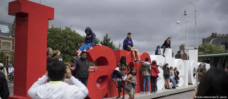 Segundo autoridades do turismo local, letreiro representa "caráter aberto e tolerante de Amsterdã"