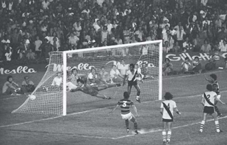 Aos 42 minutos, o gol: Rondinelli cabeceou e deu título estadual ao Rubro-Negro (Foto: Acervo/Flamengo)