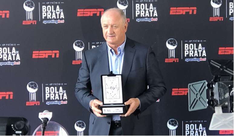 Luiz Felipe Scolari recebe o prêmio de melhor treinador no Campeonato Brasileiro (Foto: Thiago Ferri)
