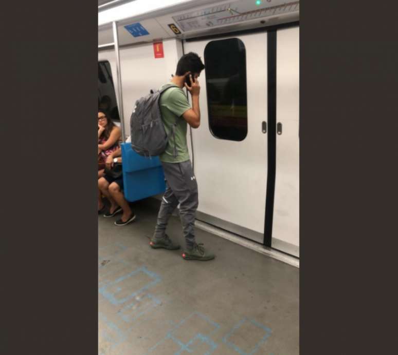 Lateral direito do Flu usou o metrô para voltar para casa (Foto:Reprodução/Twitter)