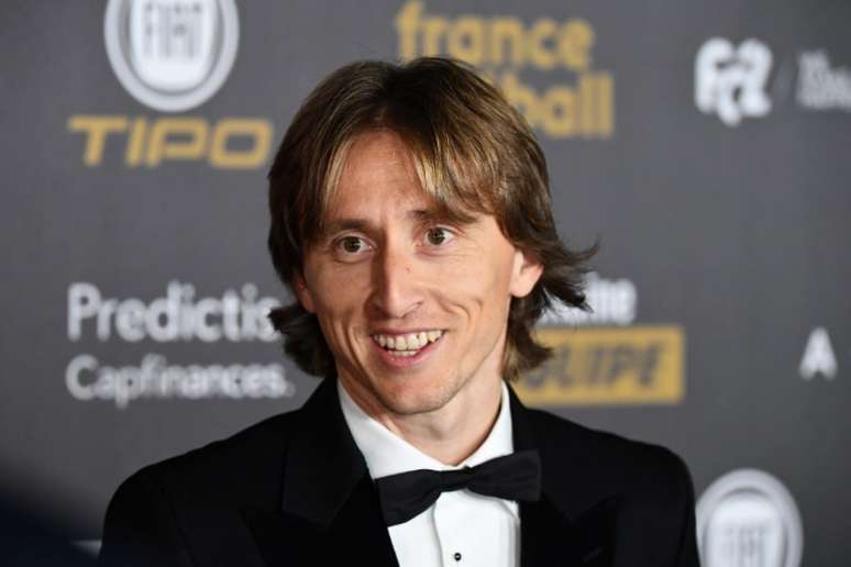 Modric no tapete vermelho da cerimônia em Paris (Foto: AFP)