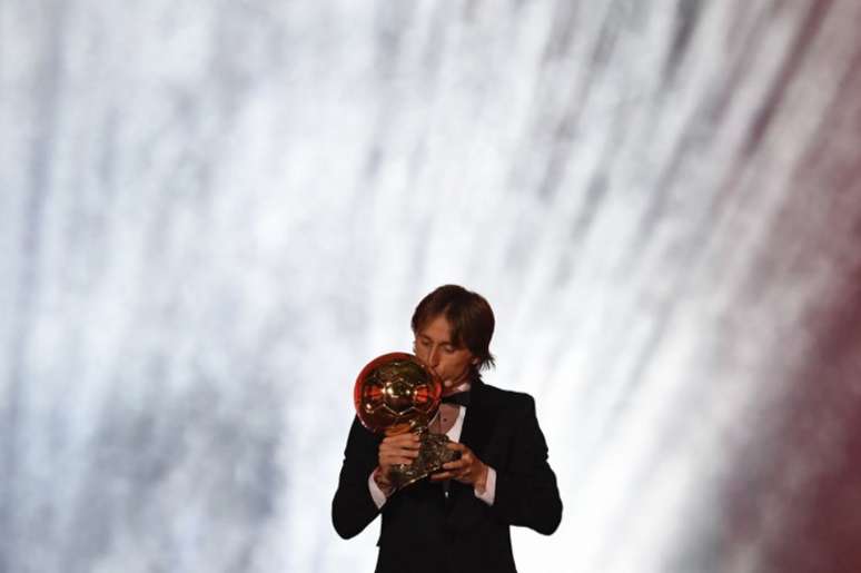 Modric recebe a premiação em Paris (Foto: AFP)