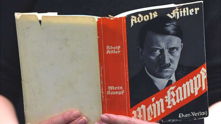 Membros de grupo neonazista instruíram repórter da BBC a ler o livro Mein Kampf (Minha Luta), escrito por Hitler