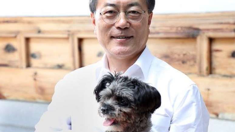 O presidente da Coreia do Sul, Moon Jae-in tem tr&ecirc;s pets - um deles &eacute; Tory, que foi adotado