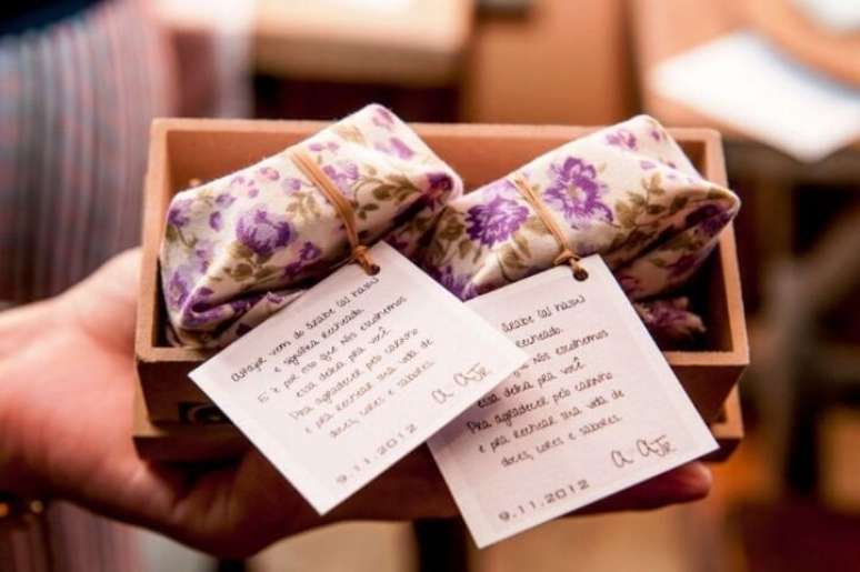 11. Mas, se voc&ecirc; n&atilde;o se importar das pessoas saberem que voc&ecirc; fez suas lembrancinhas, fazer recadinhos a m&atilde;o pode ser bem legal. Foto de Casando em BH