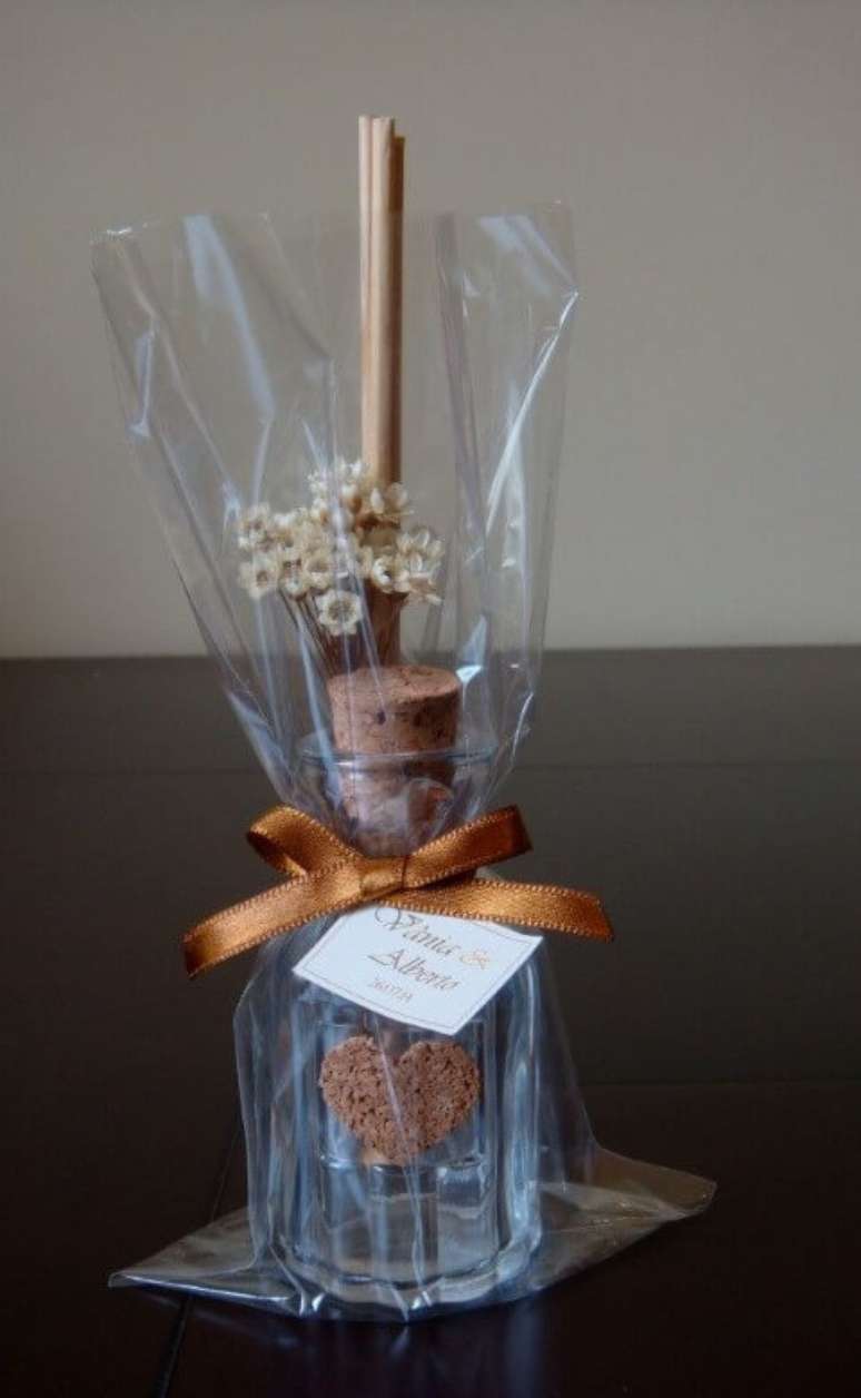 15. Fazer aromatizadores de ambientes em casa n&atilde;o &eacute; t&atilde;o complicado e eles d&atilde;o &oacute;timas lembrancinhas de casamento. Foto de Casamentos
