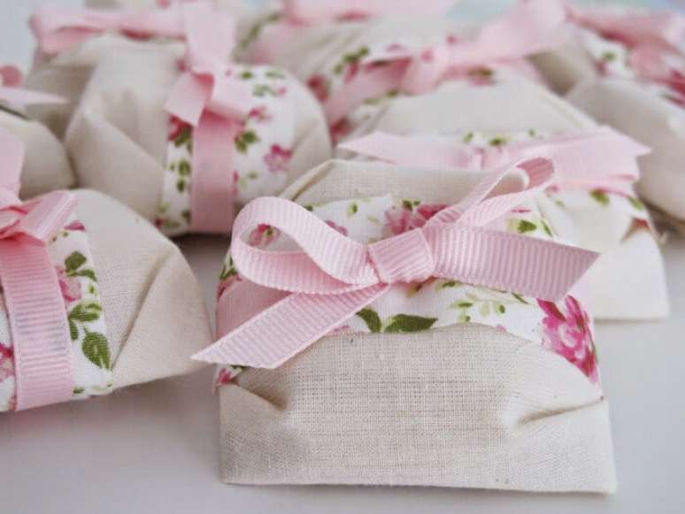 28. Bem casados com embalagem florida. Foto de Casamentos