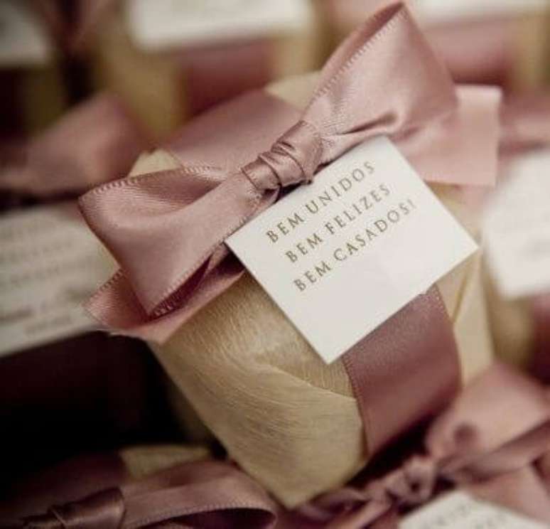 10. Bem casados s&atilde;o lembrancinhas de casamento cl&aacute;ssicas. Foto de Casamentos