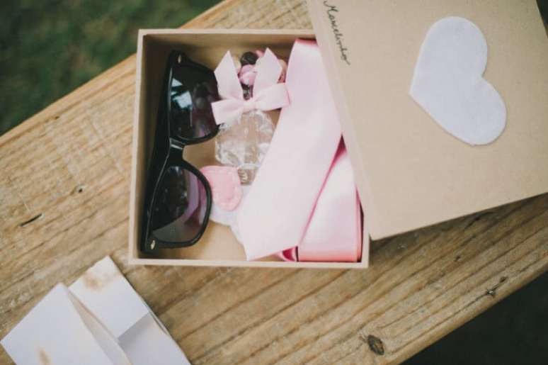 17. Em um casamento durante o dia, o &oacute;culos &eacute; uma &oacute;tima lembran&ccedil;a para padrinhos. Foto de L&aacute;pis de Noiva