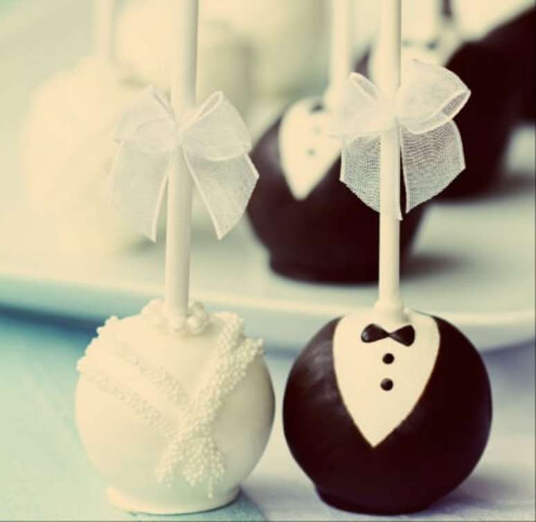 39. Cake pops decorados como noivo e noiva. Foto de Handwork