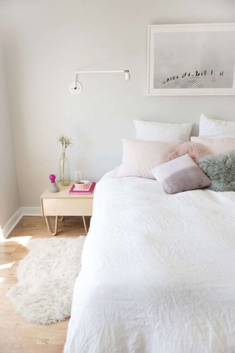 10. Decoração clean com tapete felpudo para quarto todo branco – Foto: Interior Design Magazine