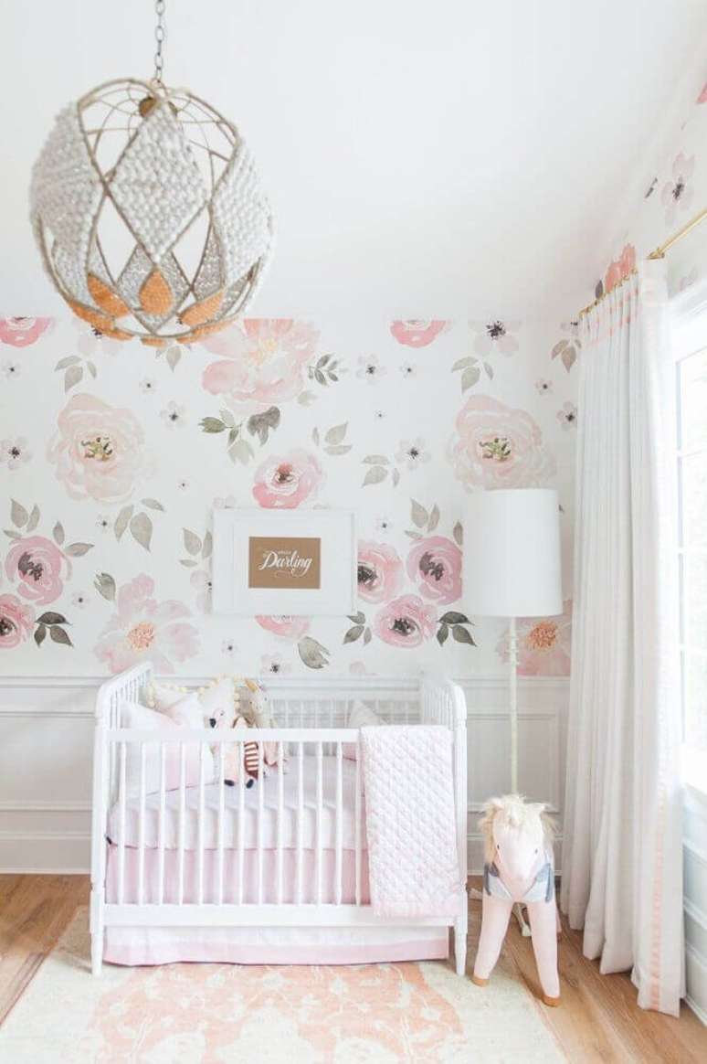 15. Linda decoração com papel de parede floral e tapete para quarto de bebê todo branco e rosa – Foto: ModaFinilsale