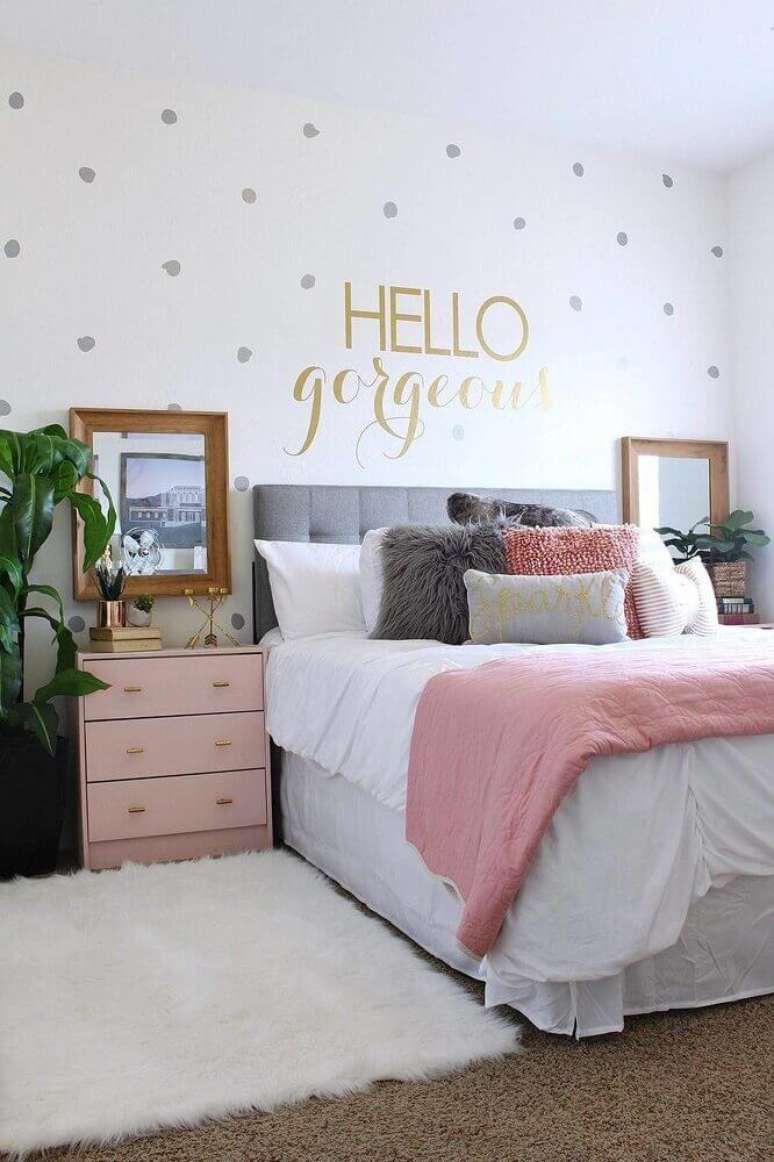 21. Decoração com tapete felpudo para quarto feminino com criado mudo rosa e adesivos em formato de gota na parede- Foto: Home Design