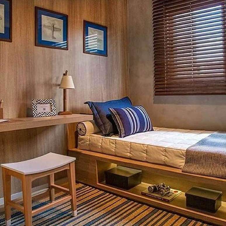 23. Decoração com tapete para quarto com móveis e revestimentos em madeira – Foto: Pinterest