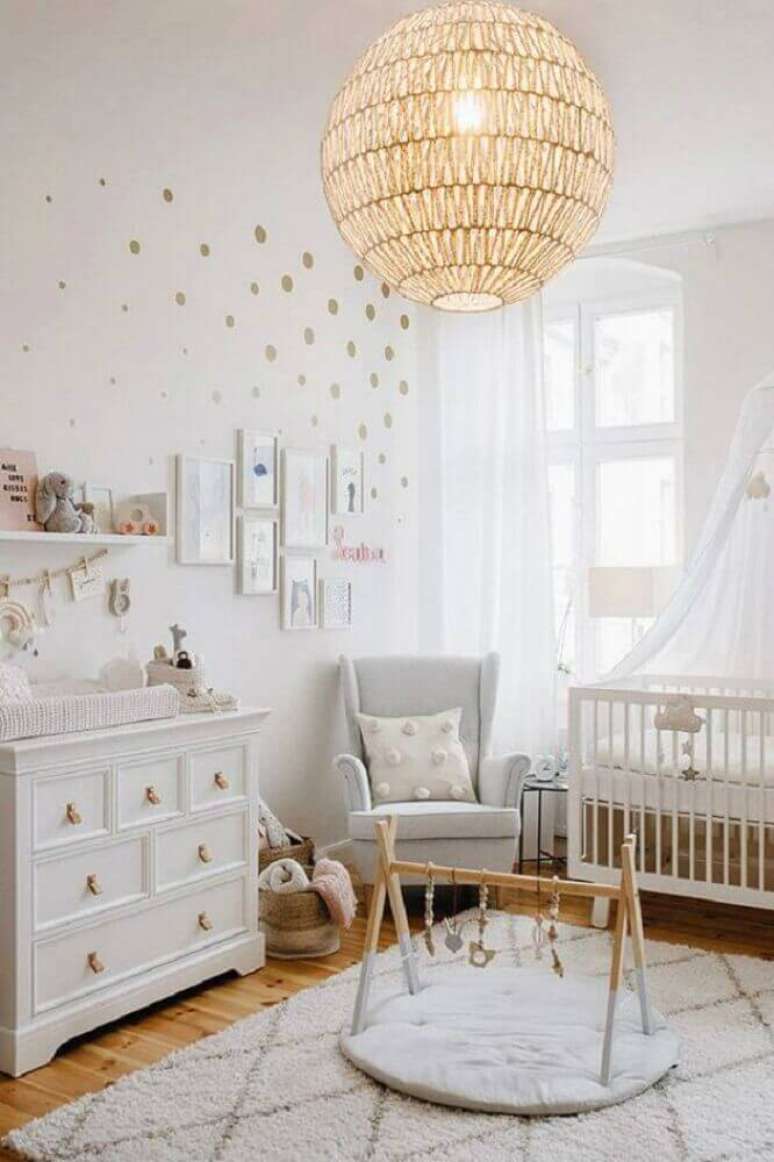 25. Modelo de tapete para quarto de bebê decorado todo branco com pendente redondo no teto – Foto: Pinterest