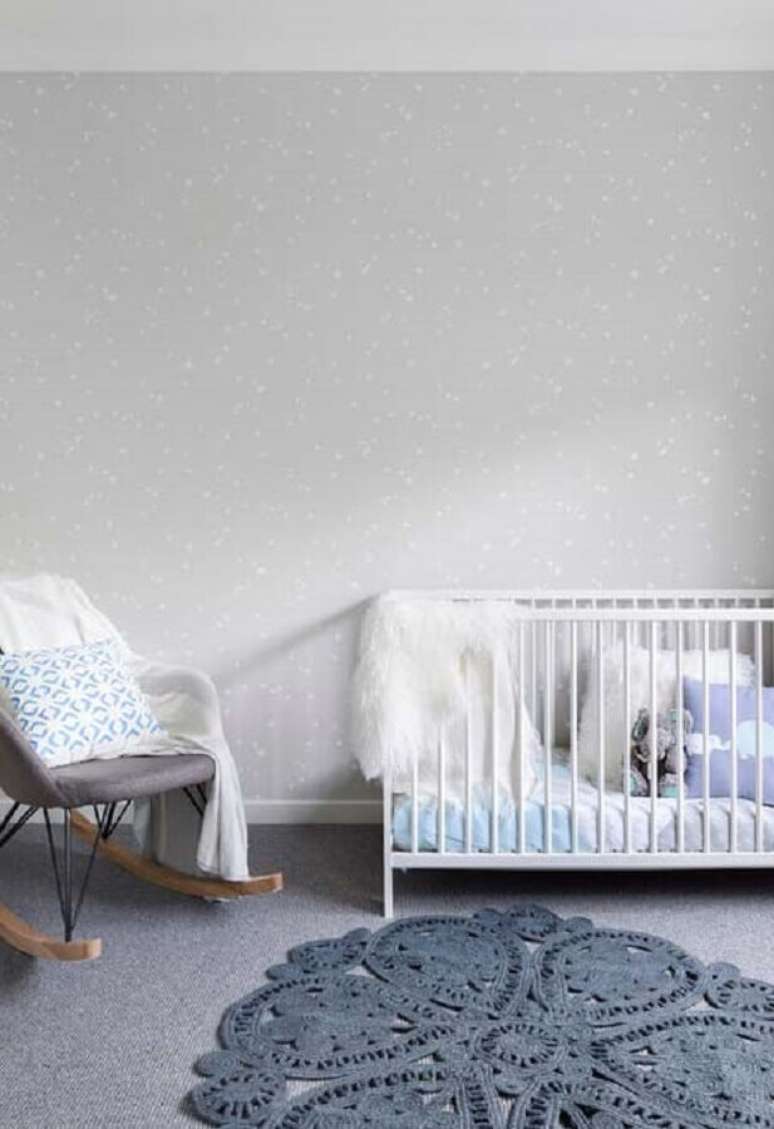 35. Decoração super delicada em tons de cinza com tapete de crochê para quarto de bebê – Foto: FirePont
