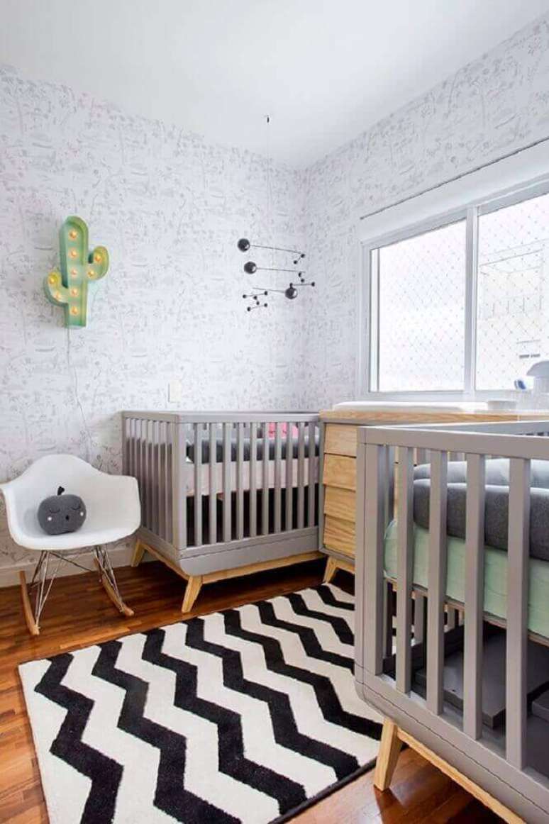 36. Decoração neutra com luminária em formato de cactos e tapete para quarto de bebê – Foto: The Holk