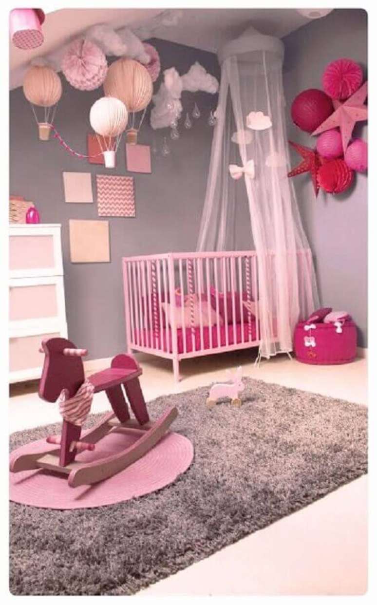 38. Decoração em tons de rosa e cinza com tapete felpudo para quarto de bebê – Foto: Idée de Décoration