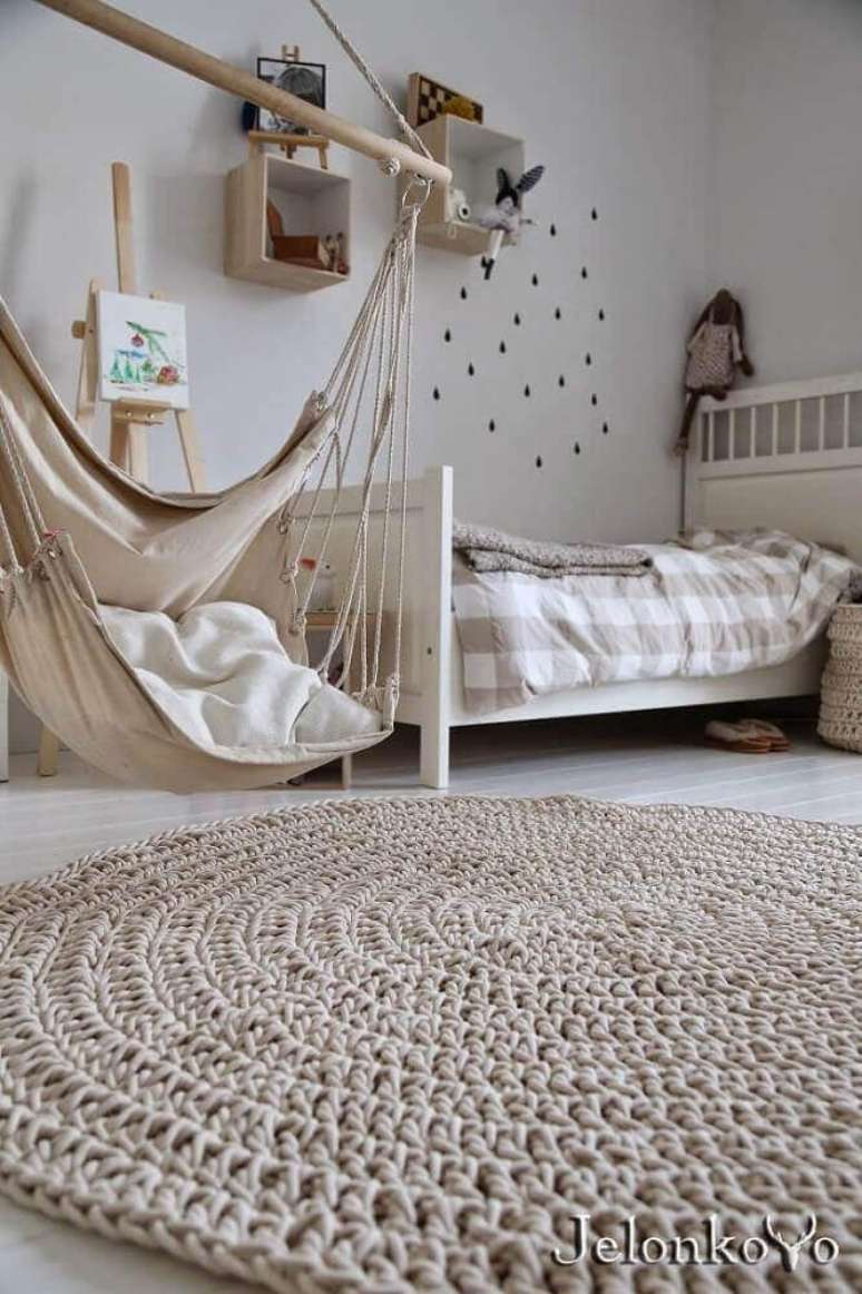 6. Decoração em tons de bege com tapete de crochê para quarto – Foto: Pinterest