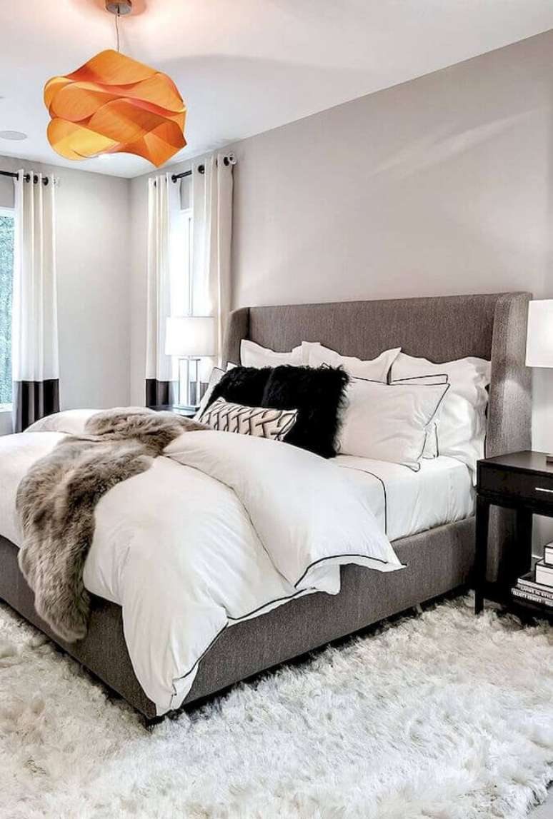 39. Decoração em tons neutros com tapete felpudo para quarto de casal com pendente moderno sobre a cama – Foto: Trendecora