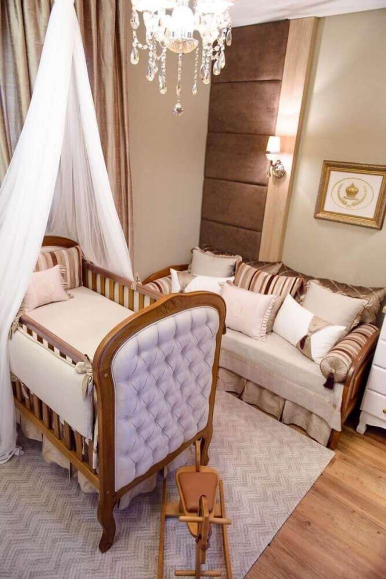 40. Decoração em tons neutros com tapete para quarto de bebê com berço de madeira com acabamento em capitonê – Foto: Atelier Classico