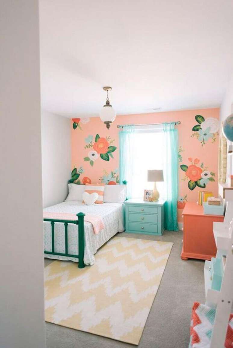 42. Decoração em tons pastéis com tapete para quarto de menina com adesivos de flores na parede – Foto: Sodimac
