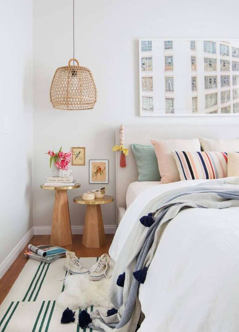43. Decoração com estilo escandinavo com tapete para quarto com pendente ao lado da cama – Foto: Desk Ideas