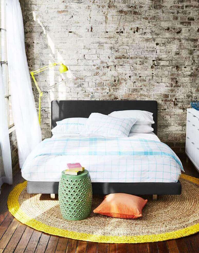 44. Decoração industrial com tapete de crochê para quarto com parede de tijolinho e cabeceira preta – Foto: Style By Freedom
