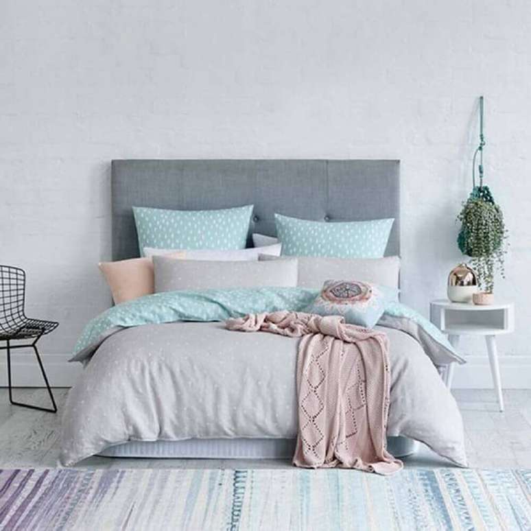 45. Delicada decoração minimalista com tapete para quarto de casal todo em tons de cinza – Foto: Manu Luize