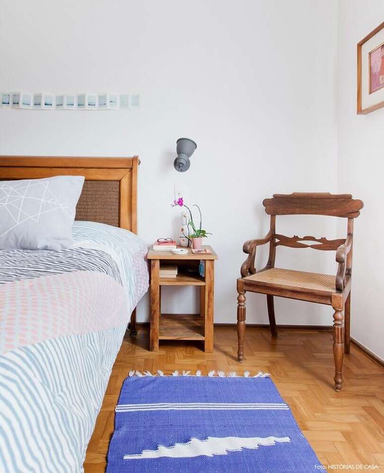 2. Decoração com móveis de madeira e tapete para quarto de casal simples – Foto: Histórias de Casa