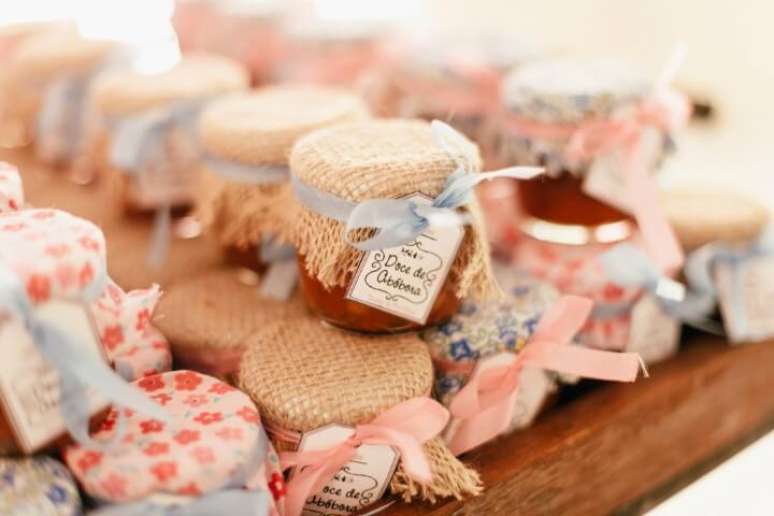 12. Potinhos de vidro podem ser reutilizados para fazer compotas de doce. Foto de Casar