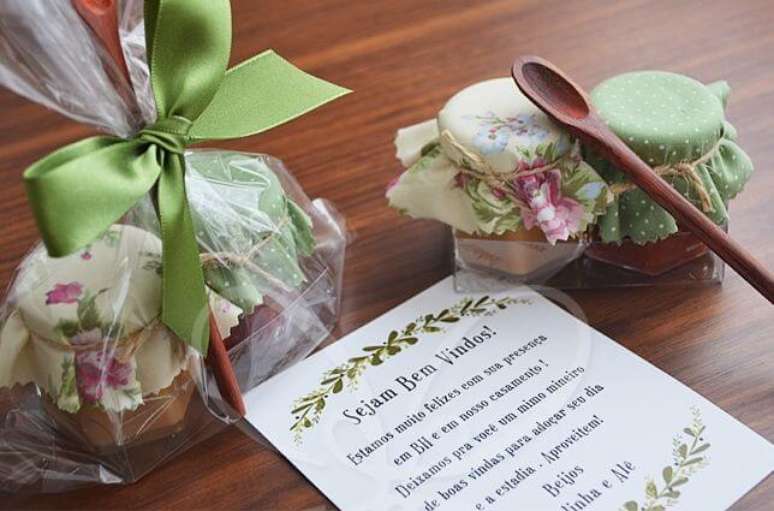 33. Doces em potinhos s&atilde;o &oacute;timas lembrancinhas para casamento. Foto de Elen Nely