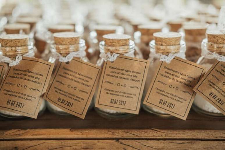 8. Se a quantidade de lembrancinhas para casamento foi muito grande, encomende com mais anteced&ecirc;ncia. Foto de Tips for Bride