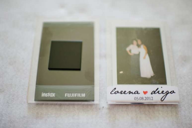 18. Fotos com &iacute;m&atilde; pode ser uma &oacute;tima op&ccedil;&atilde;o de lembran&ccedil;a para padrinhos. Foto de L&aacute;pis de Noiva