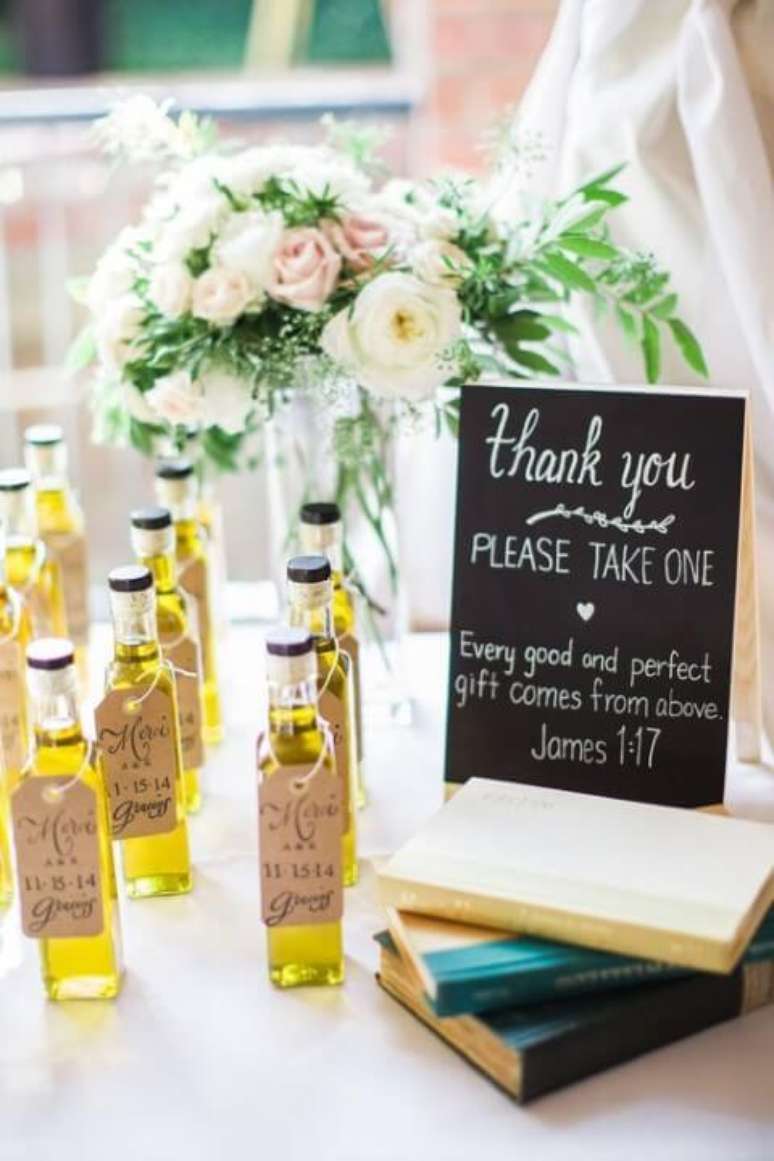 51. Garrafas de azeite tamb&eacute;m podem ser lembrancinhas de casamento. Foto de Pinterest