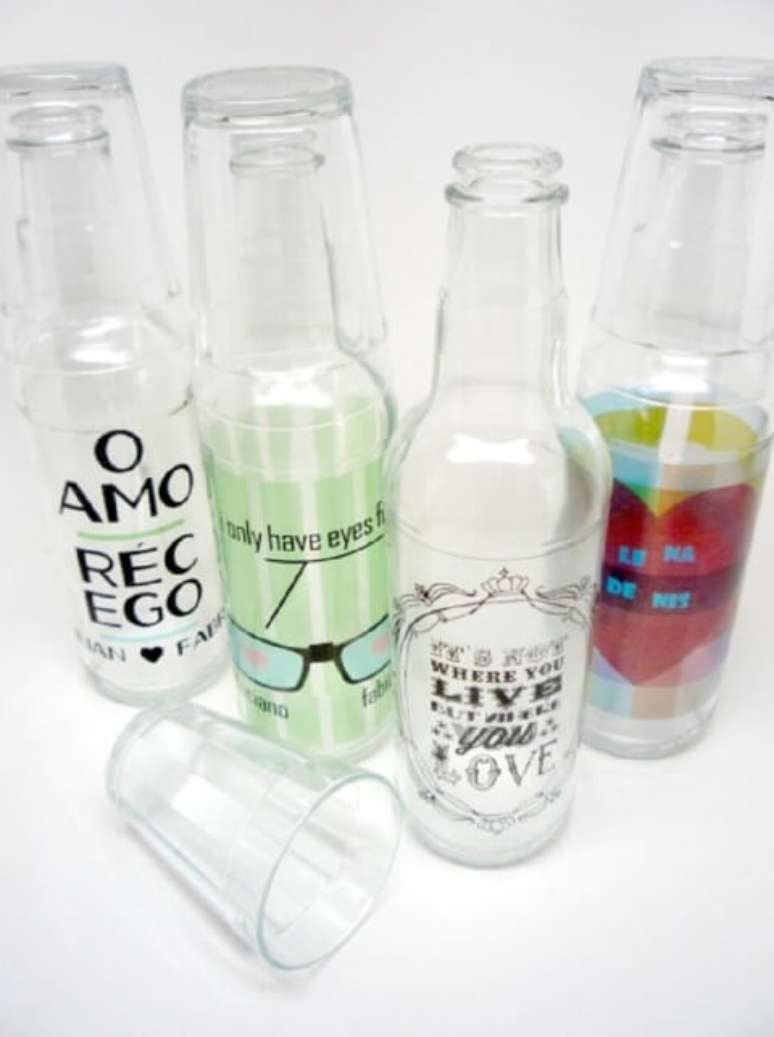 4. Garrafas personalizadas tamb&eacute;m s&atilde;o &oacute;timas op&ccedil;&otilde;es de lembrancinhas para casamento. Foto de Nunes Pacheco