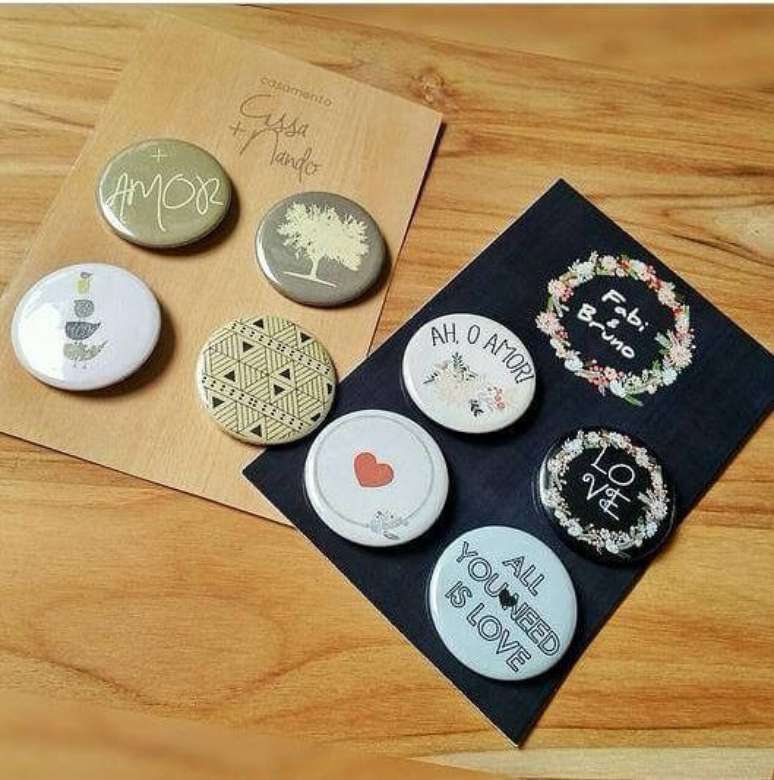 26. Kit de bottons podem tamb&eacute;m ser lembrancinhas de casamento. Foto de Casamentos