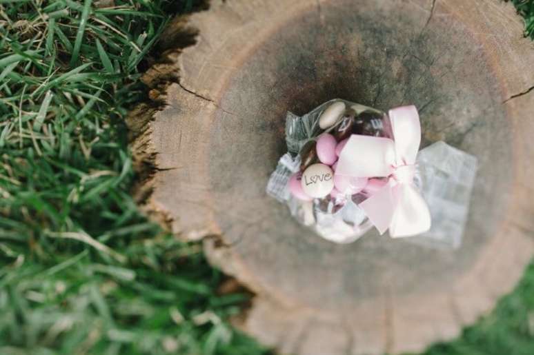 43. M&Ms personalizados como lembrancinhas para casamento. Foto de L&aacute;pis de Noiva