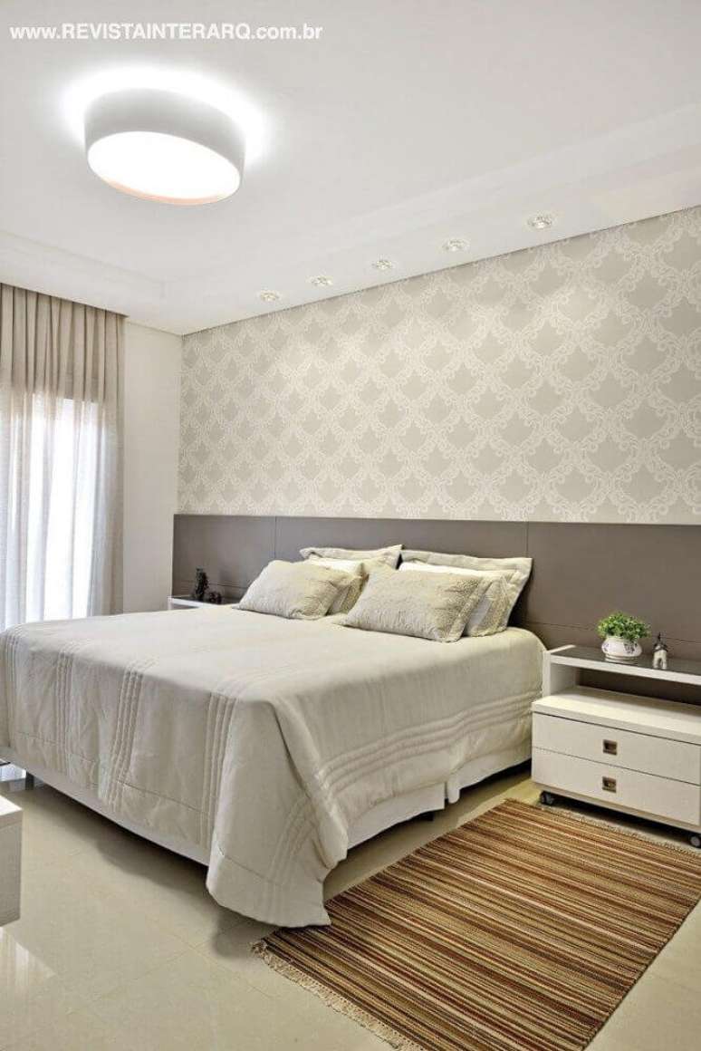 58. Decoração em tons neutros com papel de parede e tapete listrado para quarto de casal – Foto: Pinterest