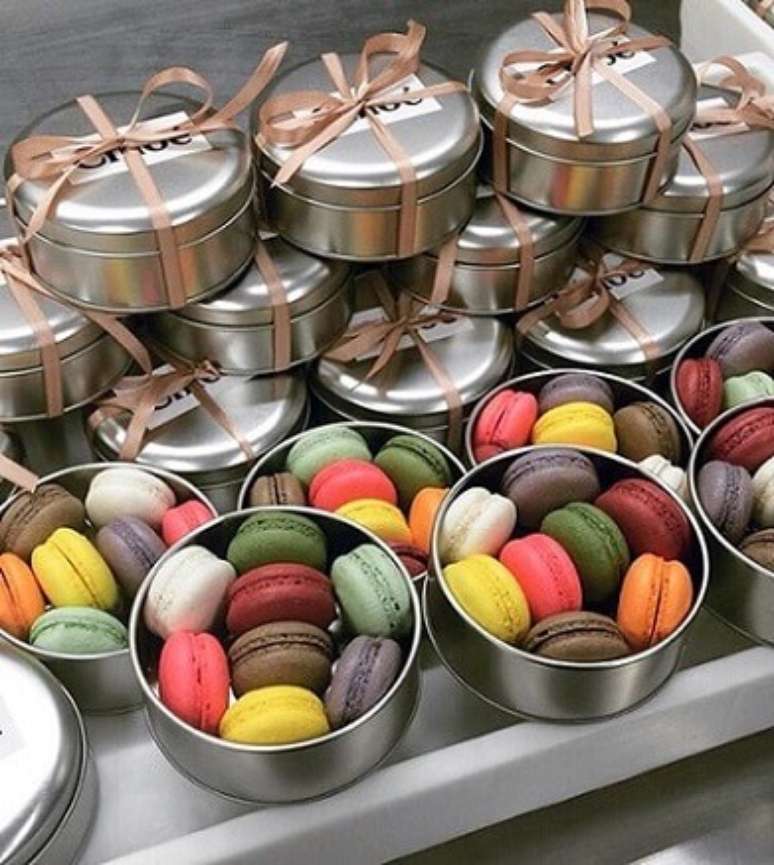 30. Potes de metal com macarons coloridos como lembrancinhas para casamento. Foto de Constance Zahn