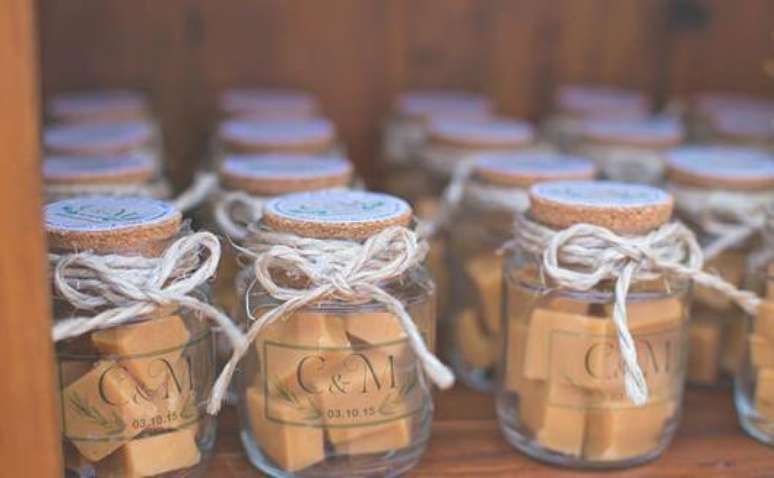 35. Potes de vidro com doce de leite em peda&ccedil;os. Foto de Festas Site