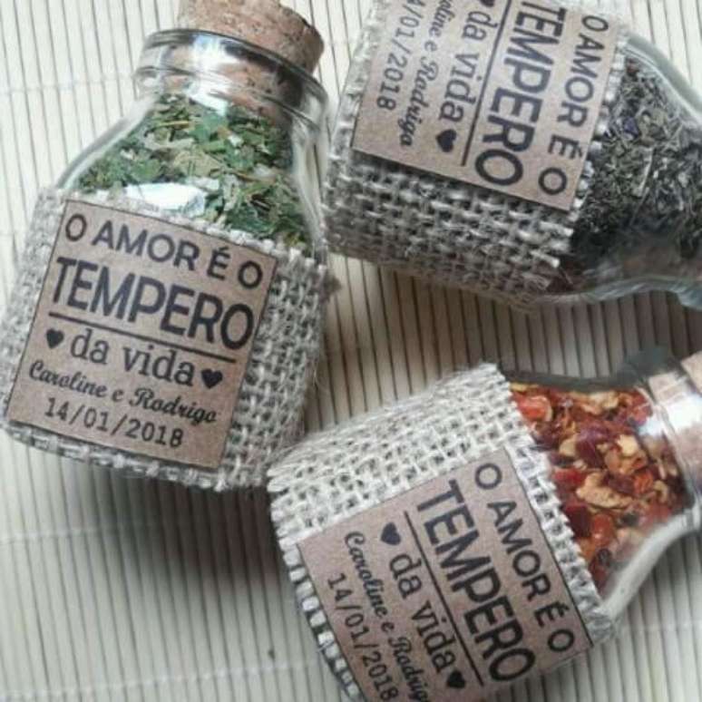64. Potes pequenos com temperos s&atilde;o uma &oacute;tima ideia de lembrancinhas de casamento. Foto de Zozu