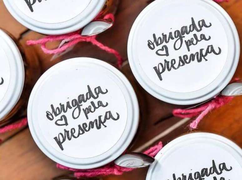 24. Os potes personalizados s&atilde;o perfeitos para lembrancinhas de casamento simples. Foto de Casamento R&uacute;stico