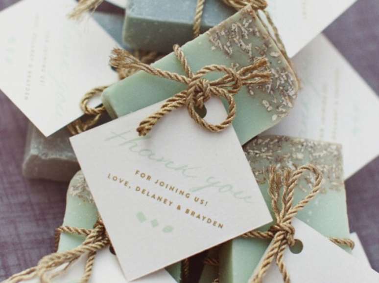 47. Sabonetes artesanais s&atilde;o &oacute;timas lembrancinhas para casamento. Foto de Mari&eacute;e