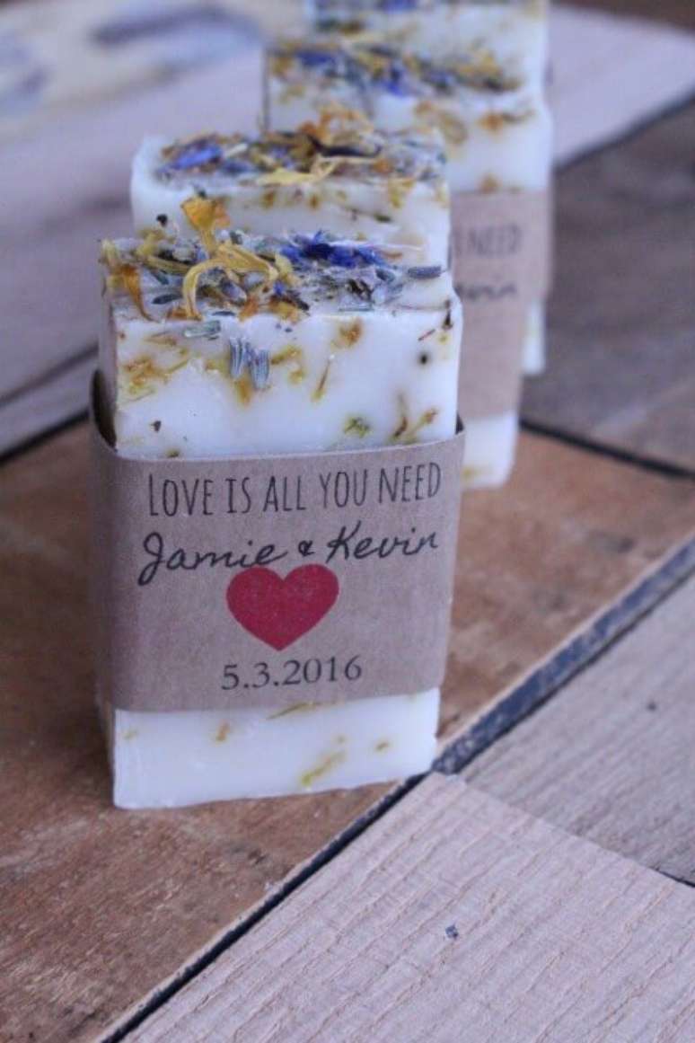 16. Sabonetes caseiros como lembrancinhas de casamento. Foto de Etsy