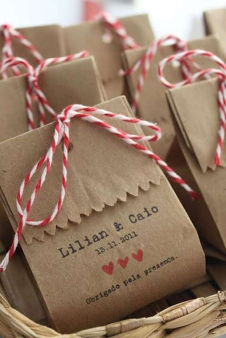 25. Voc&ecirc; pode separar as lembrancinhas em um saquinho, facilitando a vida dos convidados. Foto de Casamentos