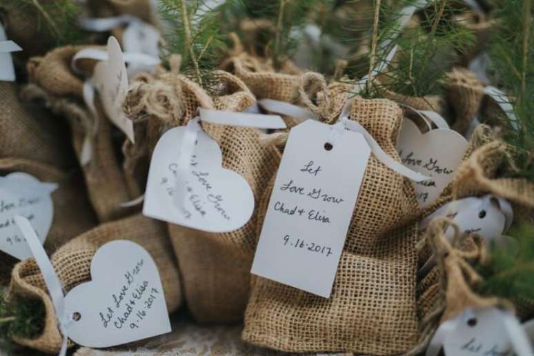 54. Sacos de juta com p&eacute;s de arruda. Foto de Studio Two Weddings