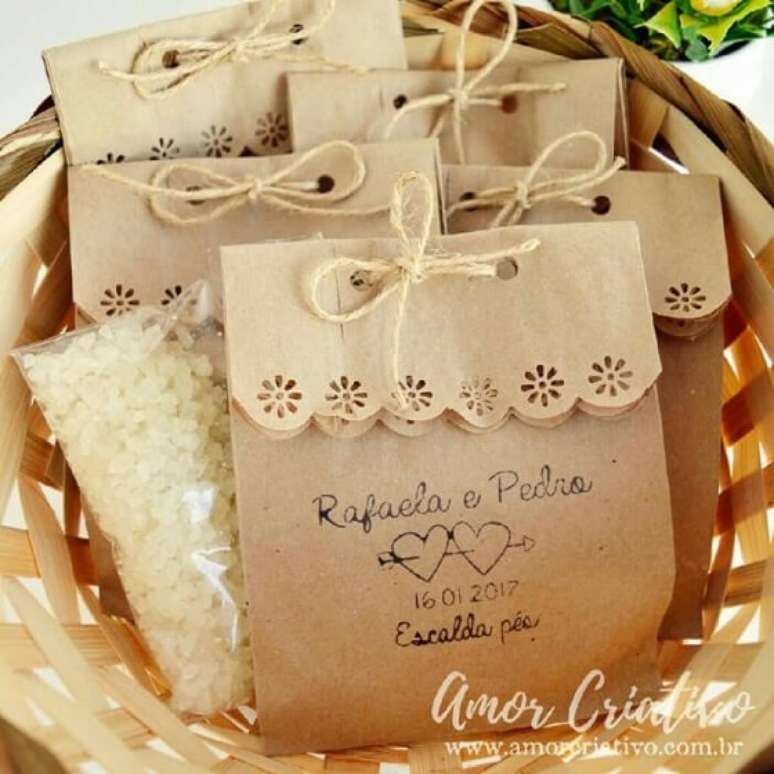 21. O escalda-p&eacute;s &eacute; uma lembrancinha super &uacute;til. Foto de Amor Criativo